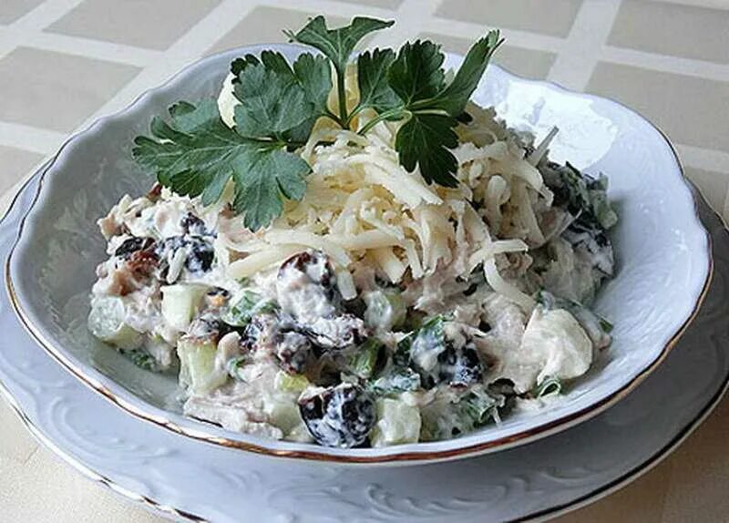 Рецепт салата курица огурец грецкий орех. Салат с черносливом и курицей и огурцом и сыром. салат курица чернослив огурец яйцо. салат курица чернослив грибы сыр огурец. салат курица чернослив грецкий орех яйцо огурец.