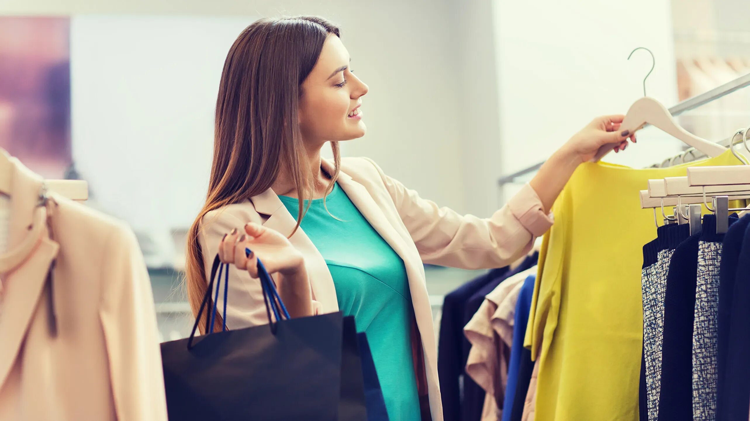 Шоппинг в магазине одежды. Second hand clothes people. Выбирает одежду. I like buying cheap clothes. Примерять одежду.