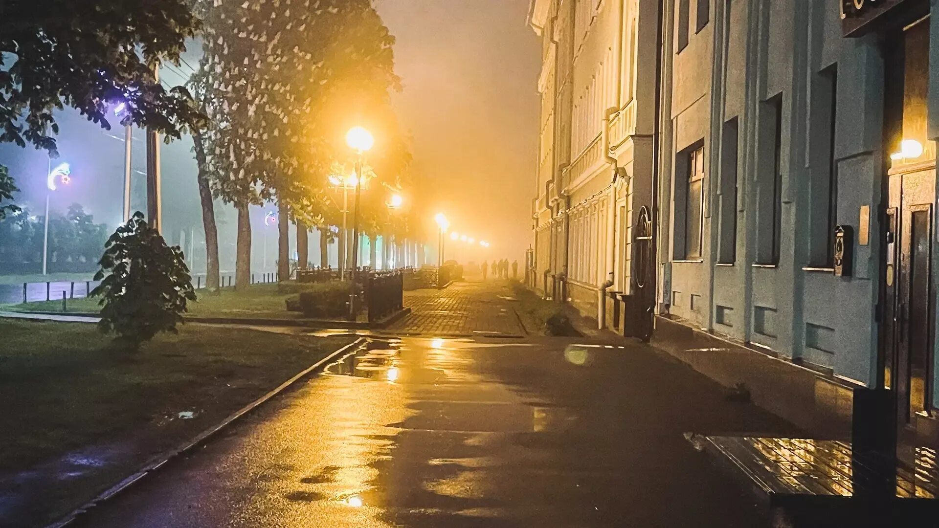 Лето ночь город. Солнце и дождь в городе. Дождь в ночном городе. Дождливое лето.