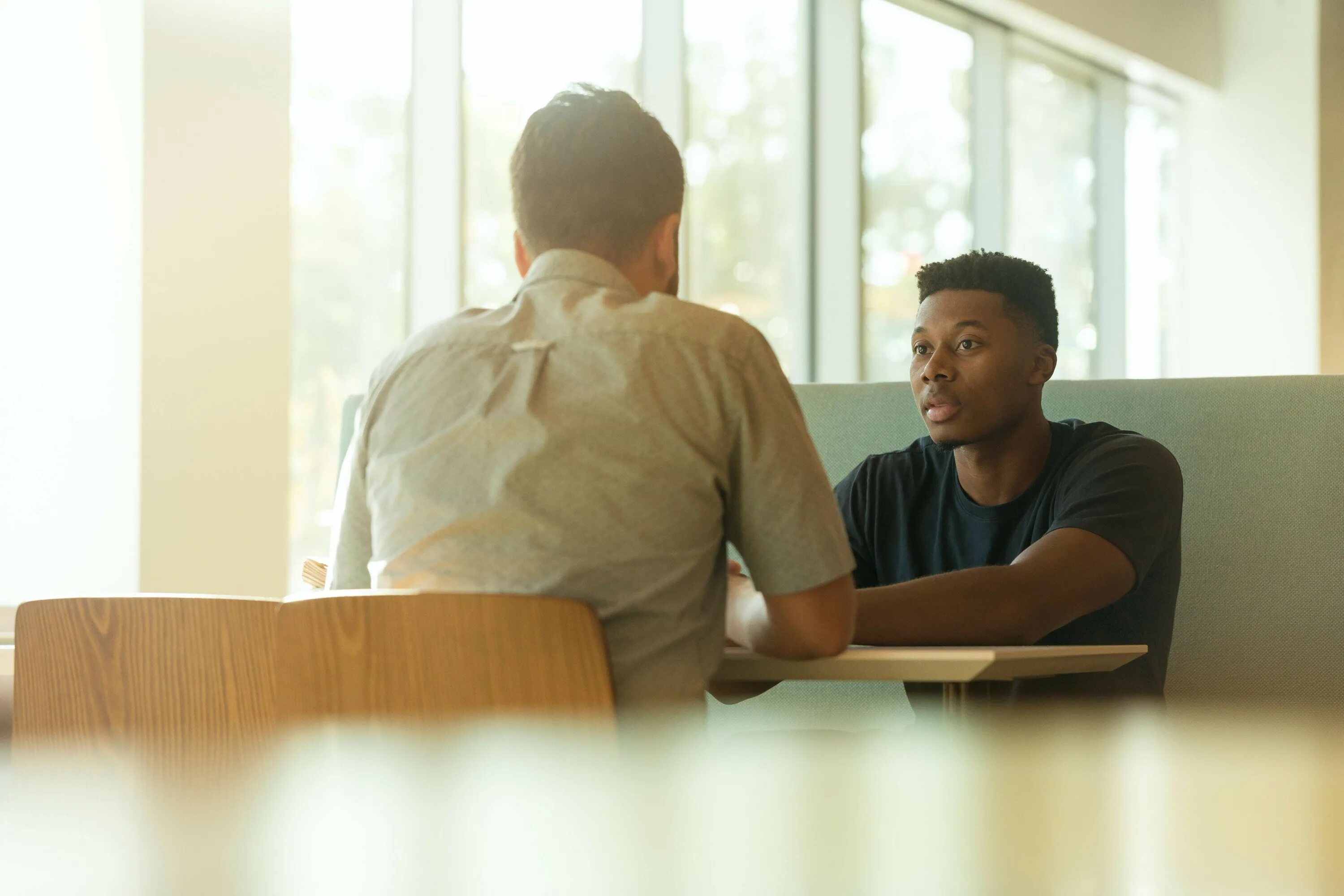 Man talk. Поощрять подчиненных. two people talking. talk to each other.