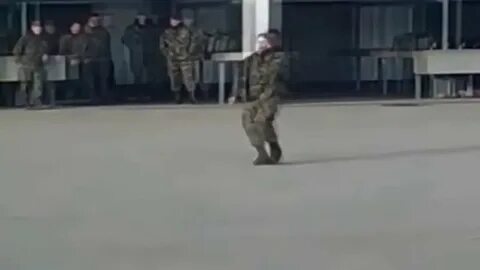 Танец солдата под песню