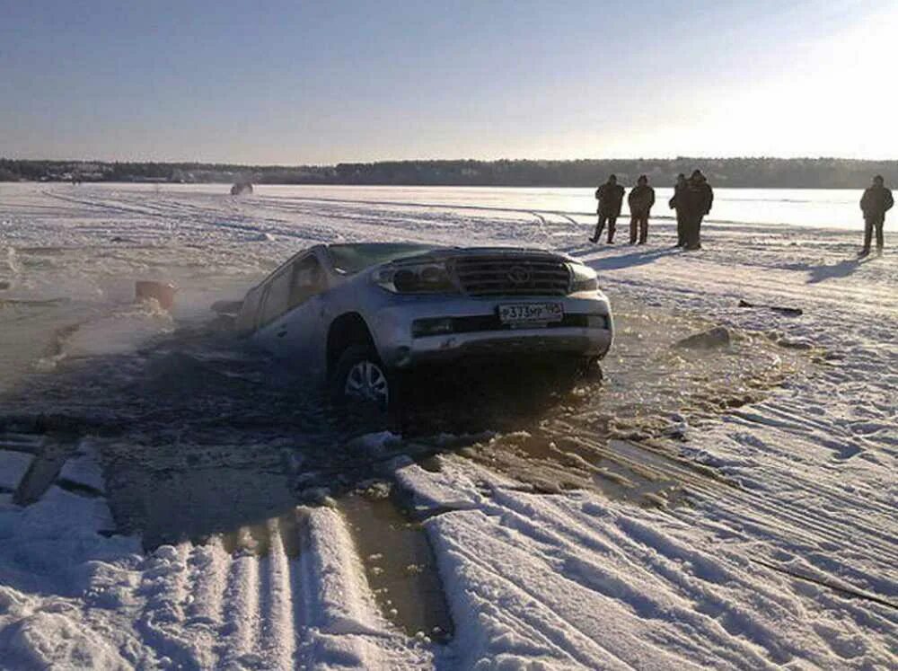 Обстановка на волге. Машина во льду. Машина вмерзла в лед. Джип провалился под лед. Лед на Волге.