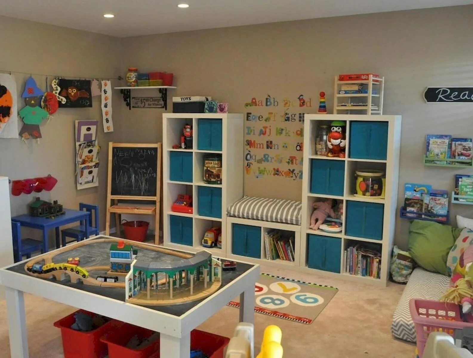 Как правильно организовать комнату. Игровое пространство для детей. Игровая комната для детей. Детский игровой уголок в комнате. Организация пространства в детской комнате.