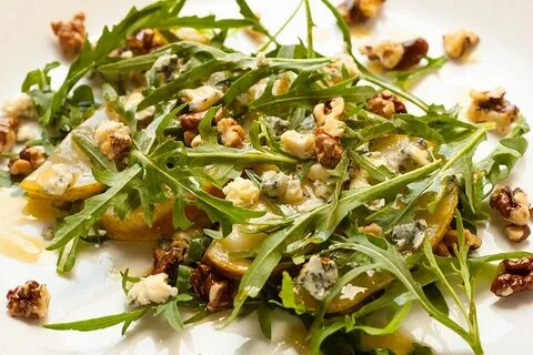 Салат с грушей рукколой и сыром
