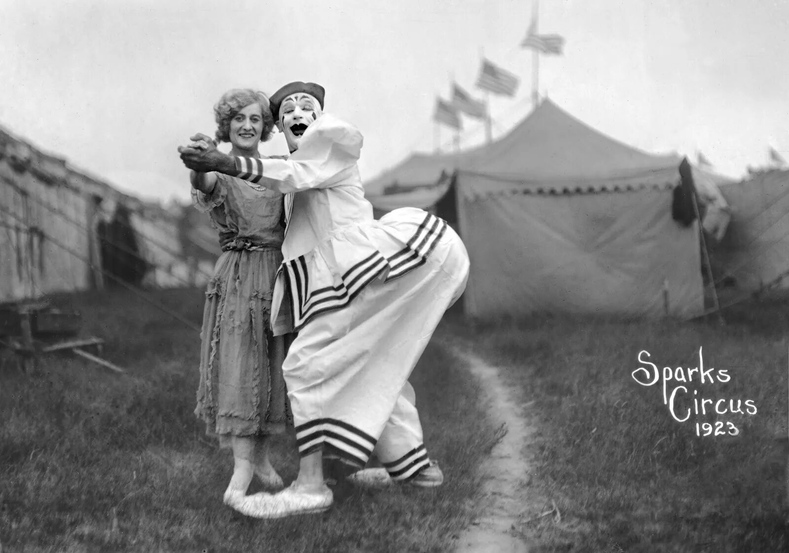 Клоуны 1853. Клоуны бродячего цирка 19 век. Клоуны начала 20 века. Цирк прошлого века.