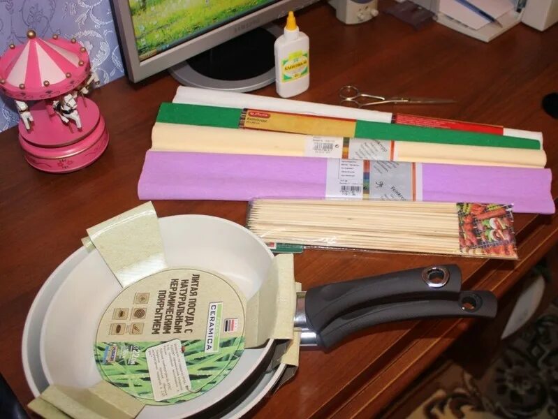 Упаковать сковородку. Как упаковать сковородку в подарок. Необычная упаковка букета. Упаковка сковороды в подарок. Обернуть подарок гофрированной бумагой.