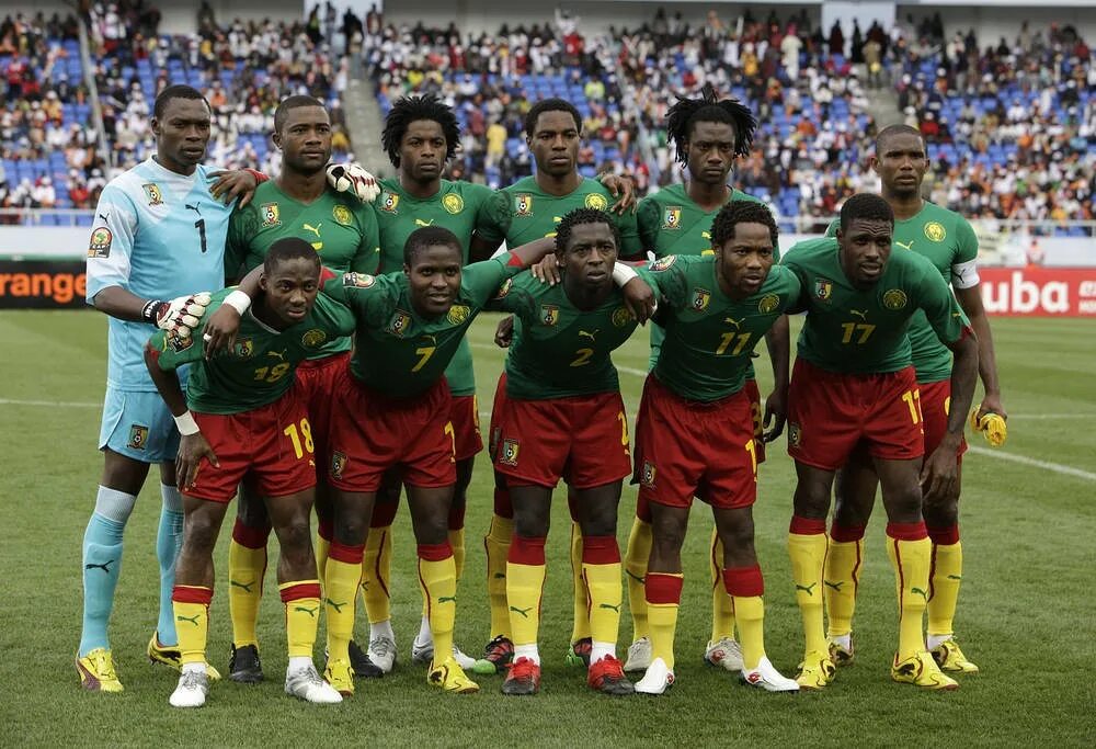 Сенегал колумбия 0:1. Сборная камеруна 2008. Болельщица из камеруна. Первый чм по футболу в африканской стране. Юар чм 2010.