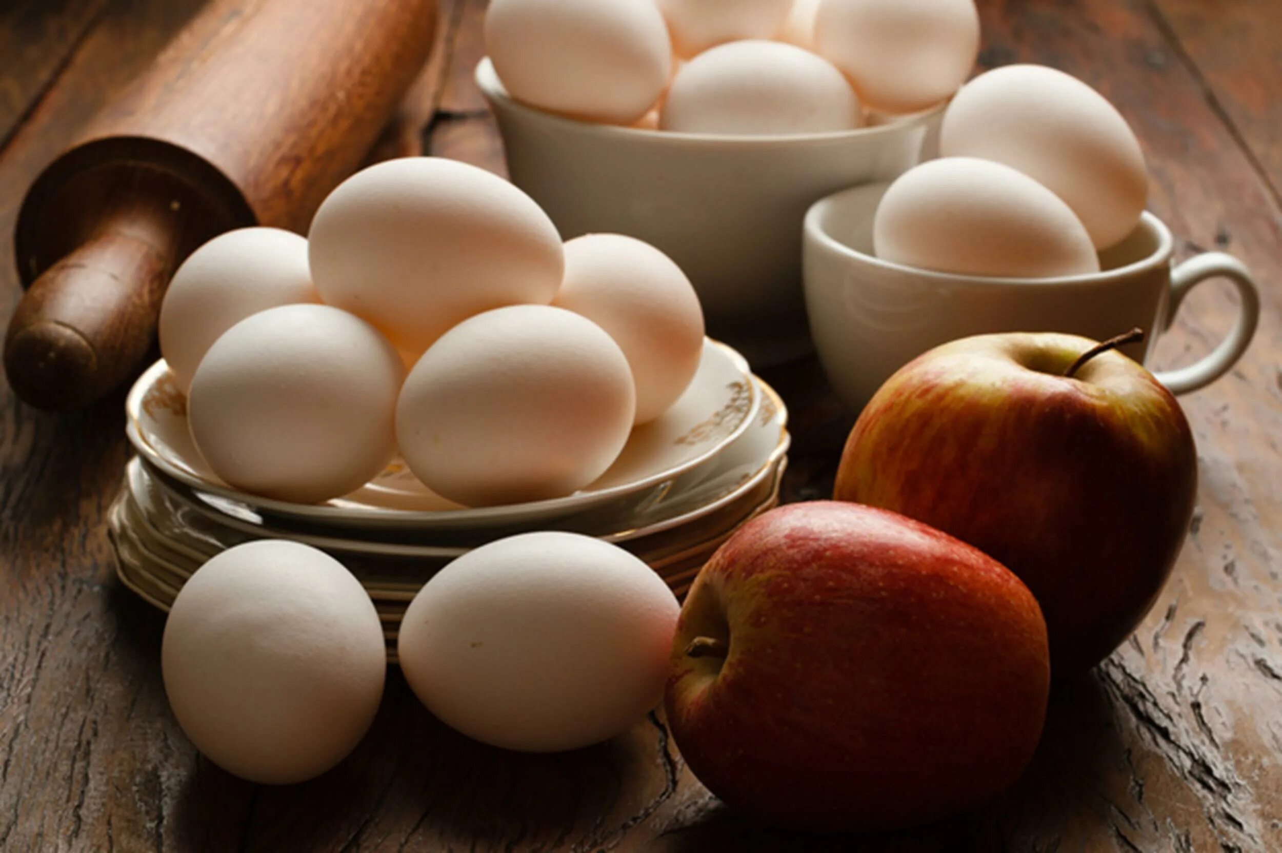 салат яблоко яйцо персик. завтрак вид сверху. яблоко желток картинки для детей. яичница на тарелке. яблоко на столе.