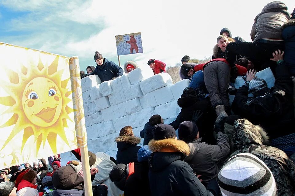 Битва мешками на Масленицу. Бой мешками на Масленицу. Масленица Иркутск. Игры на Масленицу бой мешками. Масленица в иркутске где будет проходить