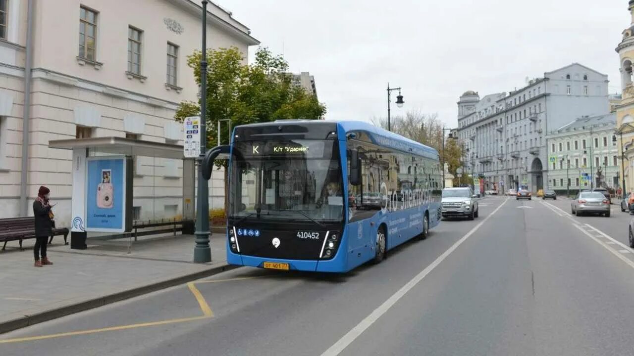 Общественный транспорт москвы сегодня. Автобус трамвай москва. Общественный транспорт москвы сегодня. Транспорт москвы. Самый популярный транспорт в москве.
