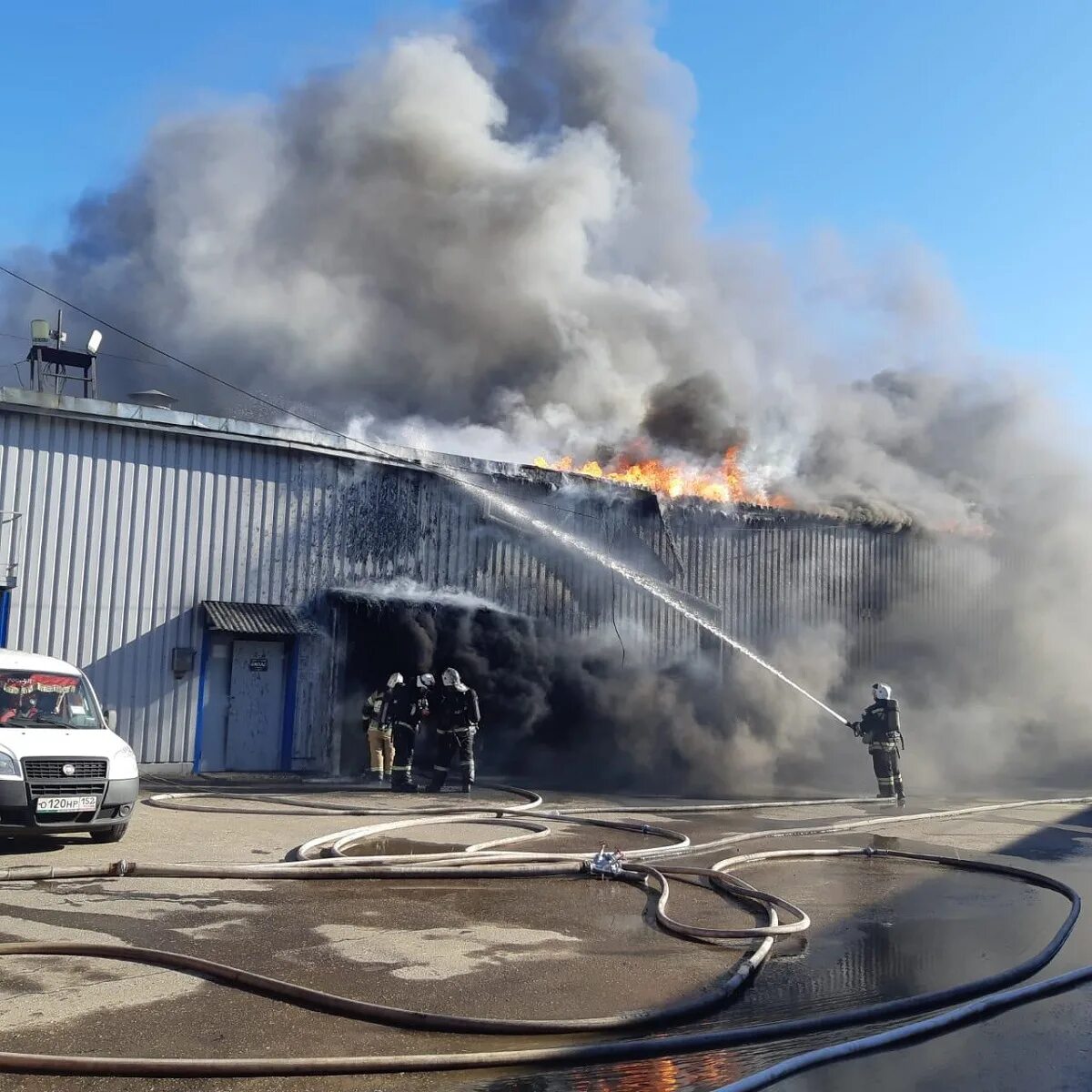 Пожар в Канавинском районе Нижний Новгород. Пожар в Нижнем Новгороде сейчас в Канавинском. Пожар в Нижнем Новгороде сейчас в Канавинском районе. Горит склад.