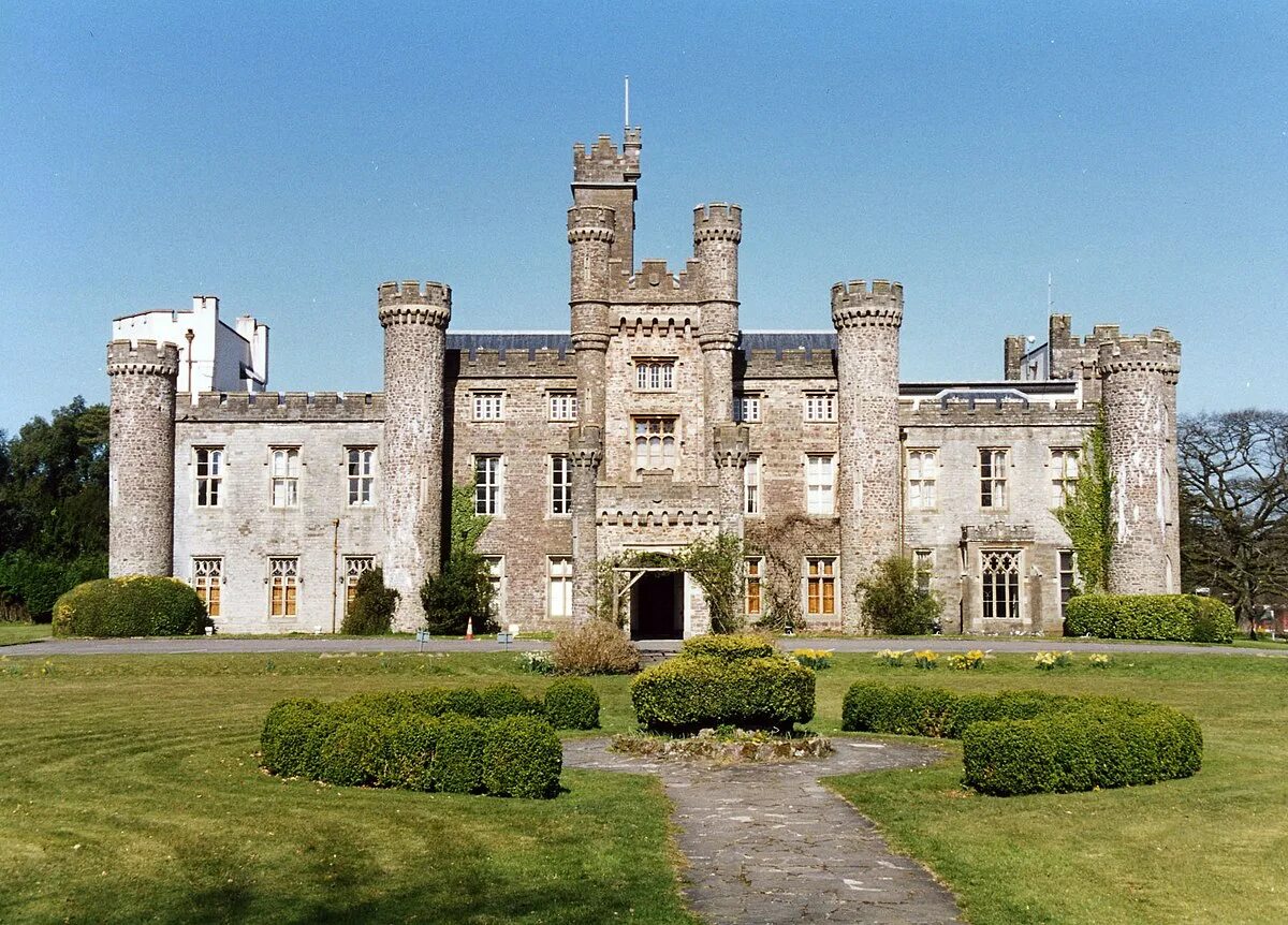 Uk 18. Замок Кох в Уэльсе. Замок Поуис Уэльс. Hensol Castle. Замок и сад Поуис Уэльс.