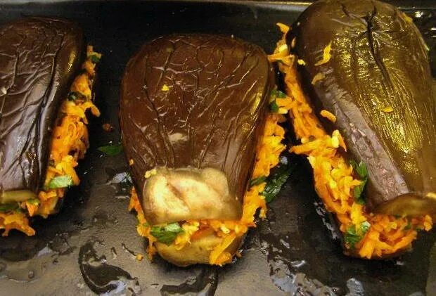 Квашеные баклажаны с овощами. Баклажаны, фаршированные морковью, квашенные. баклажаны фаршированные овощами квашеные. баклажаны квашеные с морковью. квашеные баклажаны фаршированные морковью и чесноком.