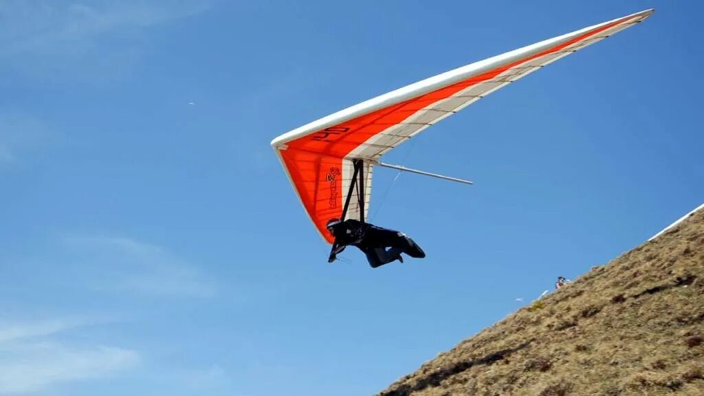 Самолет находящийся в полете преодолевает 245 метров. Дельтаплан hang Gliding. Дельтаплан hang Glider. Дельтаплан 1948. Дельтапланерный спорт.