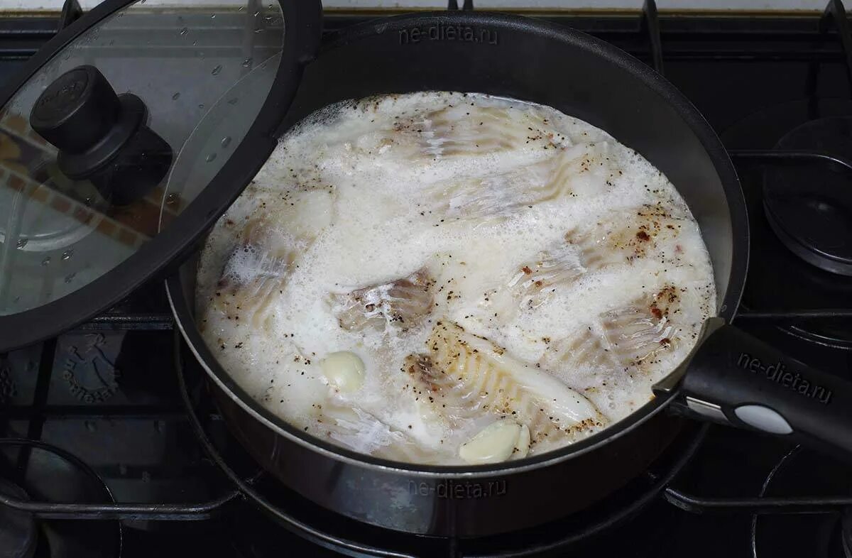 Взбивание молочного моря. Цветаевский банановый пирог. Твёрдый сыр в дом условиях из молока и сметаны. Соус молочный фото. Молоко со сметаной в духовке.