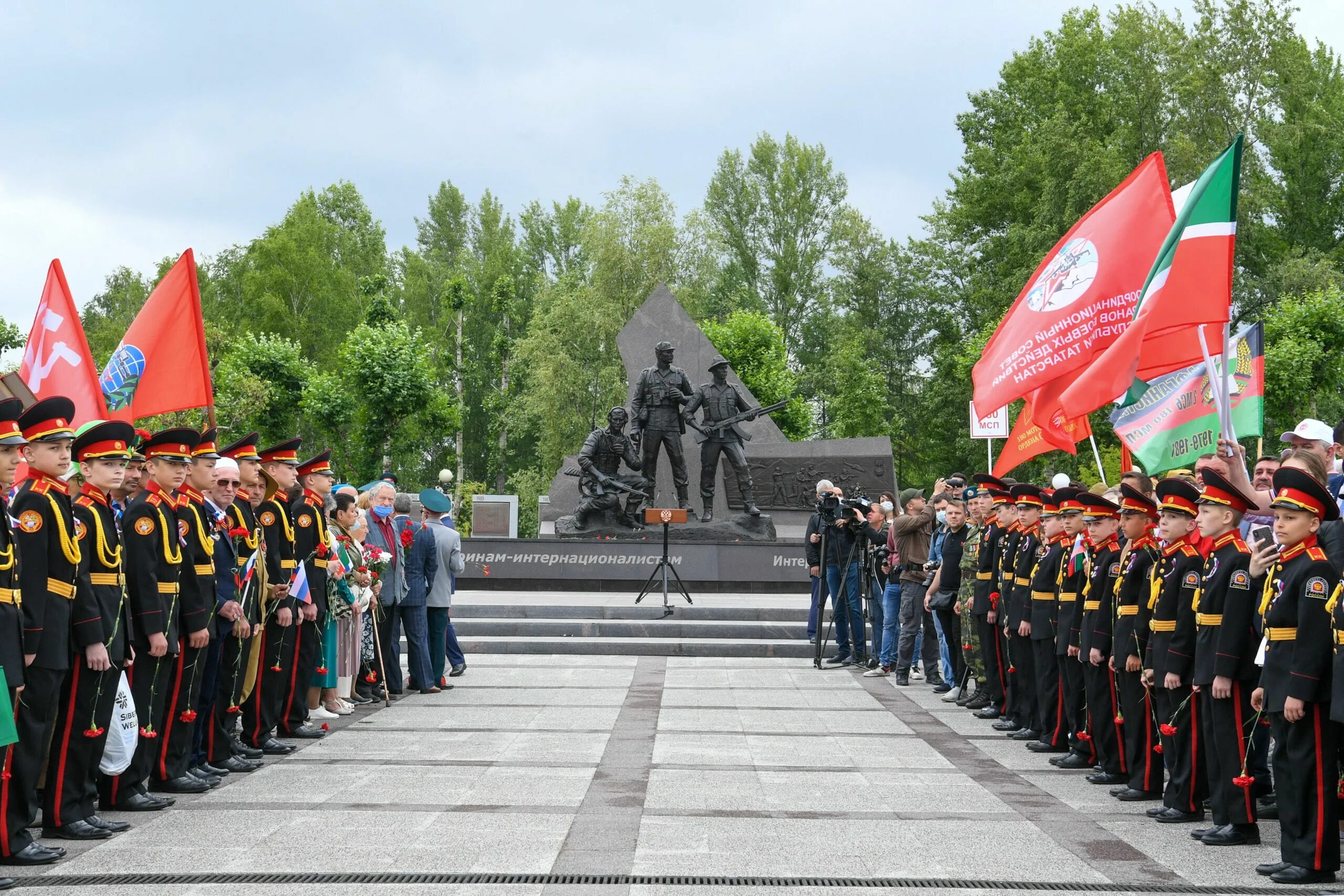 Казань церемония открытия. Памятник воинам интернационалистам Казань. Памятник воинам интернационалистам Казань парк Победы. Новый памятник в парке Победы Казань. Памятник афганцам в Казани.