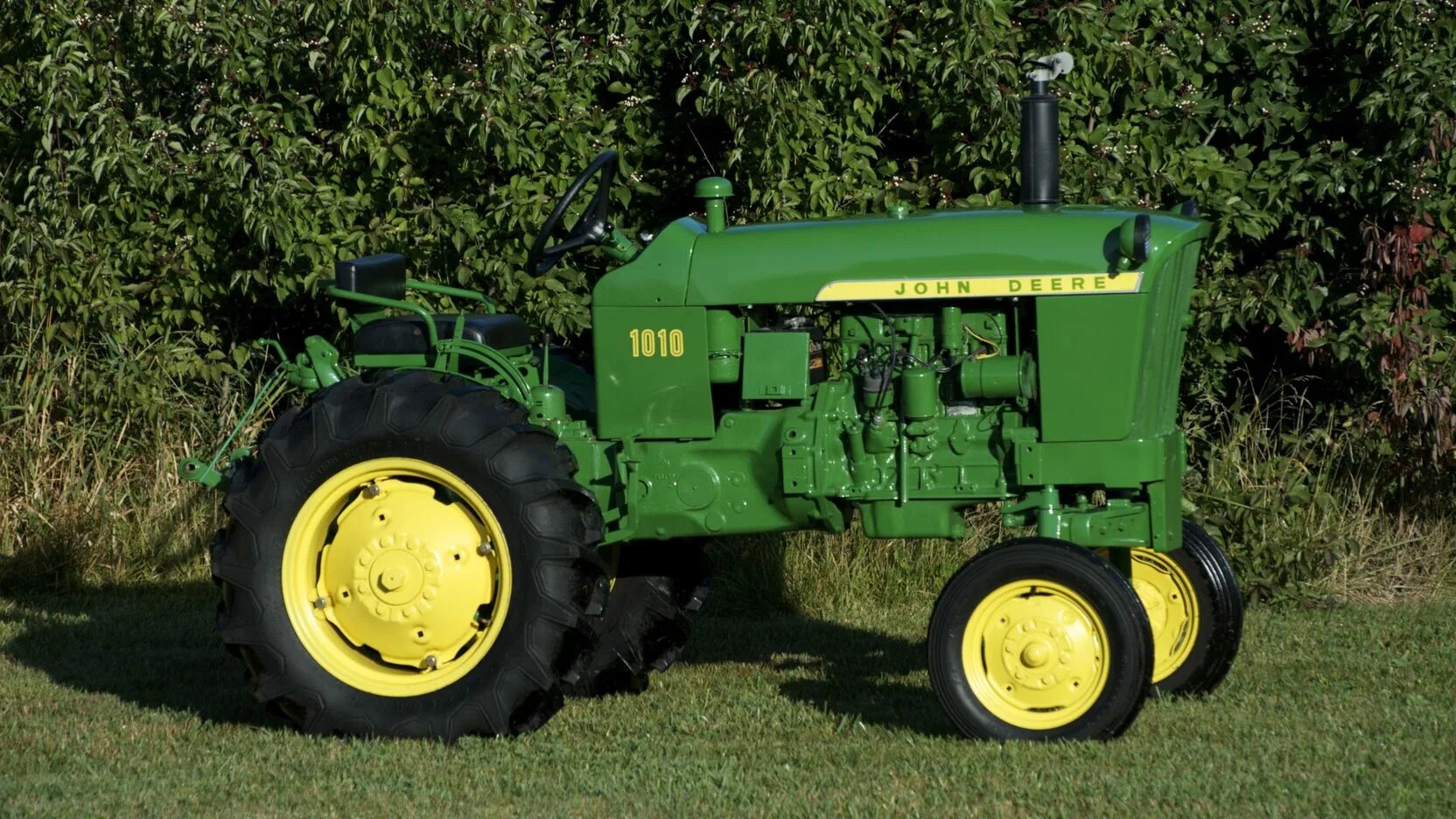 Дром ру трактор. Джон Дир 1010. Джон Дир 1010 b. Джон Дир 1010 салон. John Deere на белом фоне.