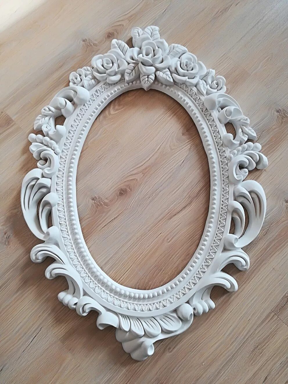 Фоторамка гипс. Рамка из гипса. Гипсовые рамки. Гипсовая штукатурка европласт. Гипсовые рамки на стенах.