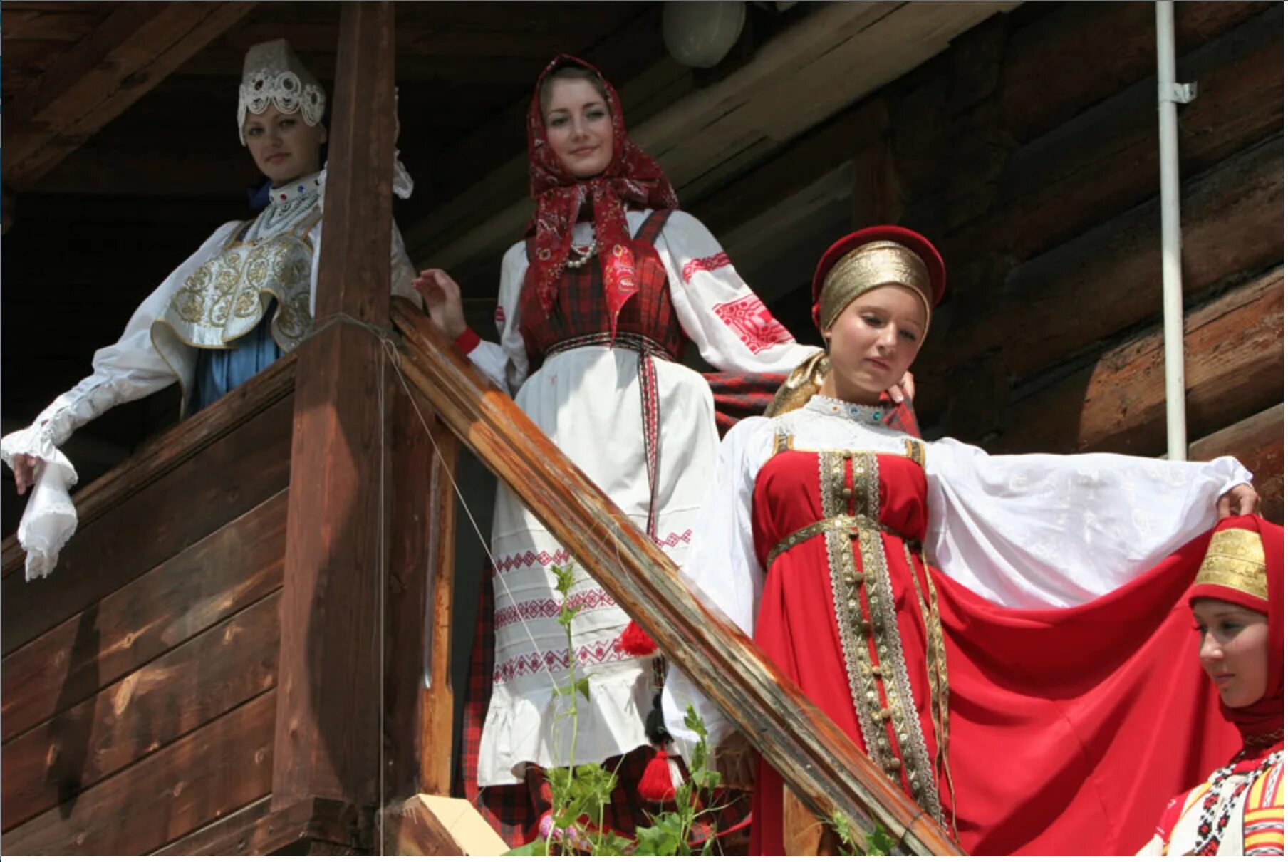 Человек в национальной одежде. Русский народный костюм. Русские Наряды. Русский национальный наряд. Костюм русского народа.