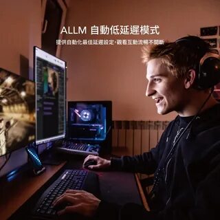 Человек любит компьютерные игры