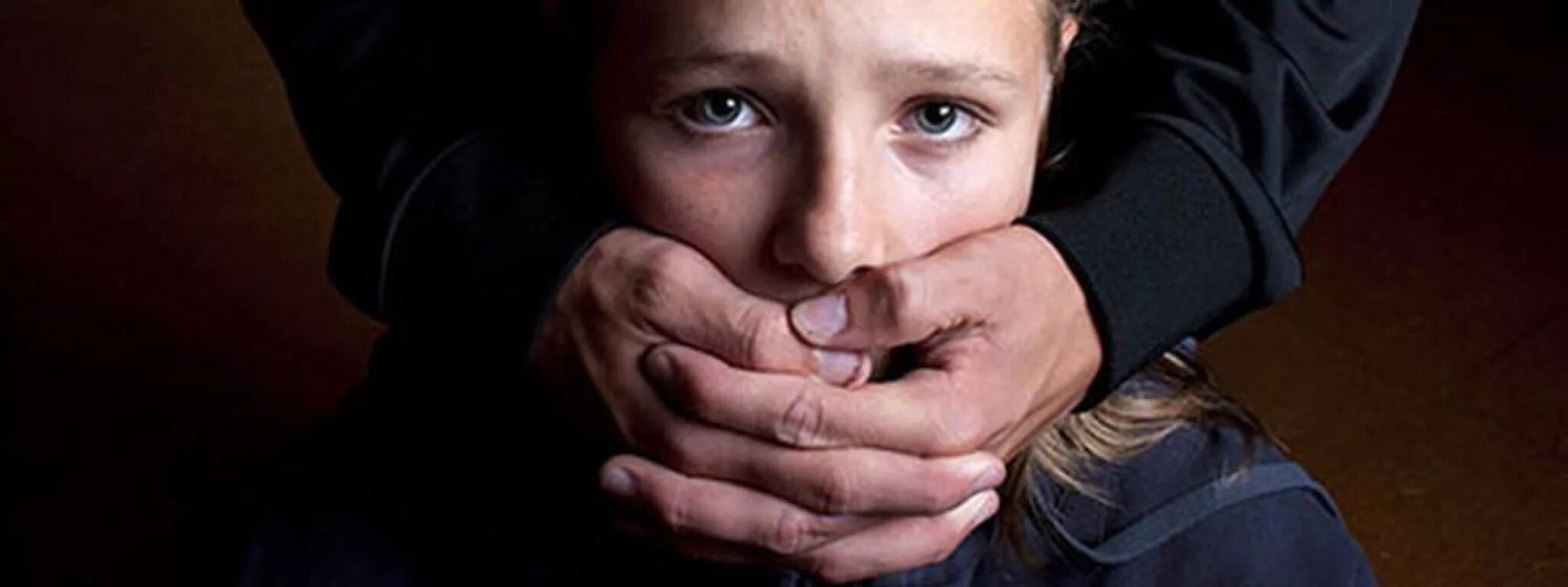 Криминальный человек. Похищение человека иллюстрация. Люди которые воруют детей. Киднеппинг это. Закрывает рот рукой.