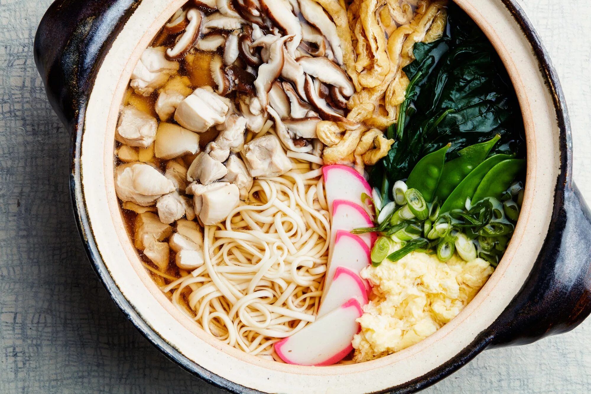 Udon noodle bar. Набеяки удон. Суп набеяки удон. Удон рамен. Набеяку рамен.