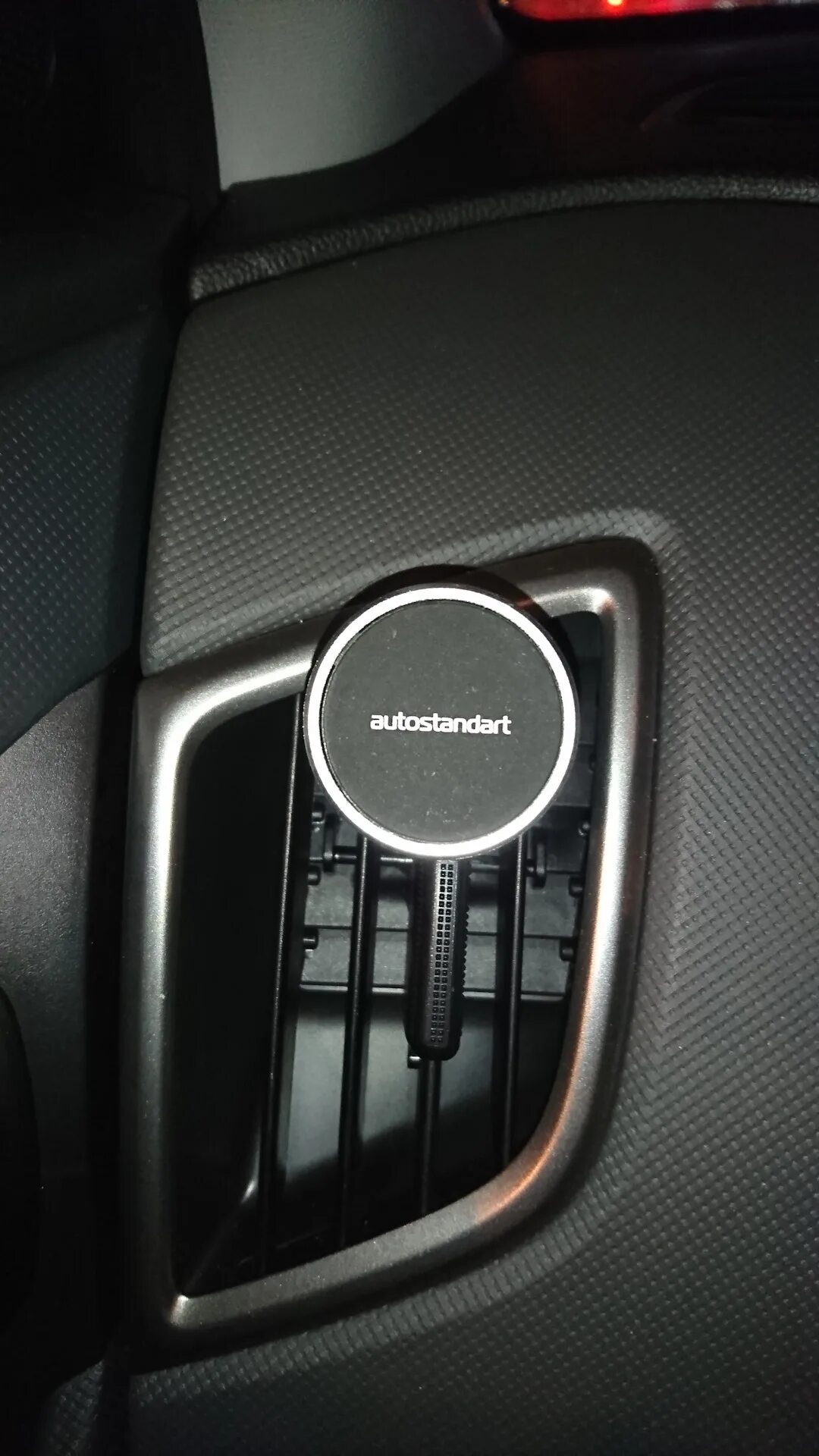 Магнитный держатель для телефона hyundai creta. Держатель для телефона в hyundai creta. Держатель для телефона в машину хендай крета. Крепление для телефона на хендай крета. Держатель для телефона в хендай крета.