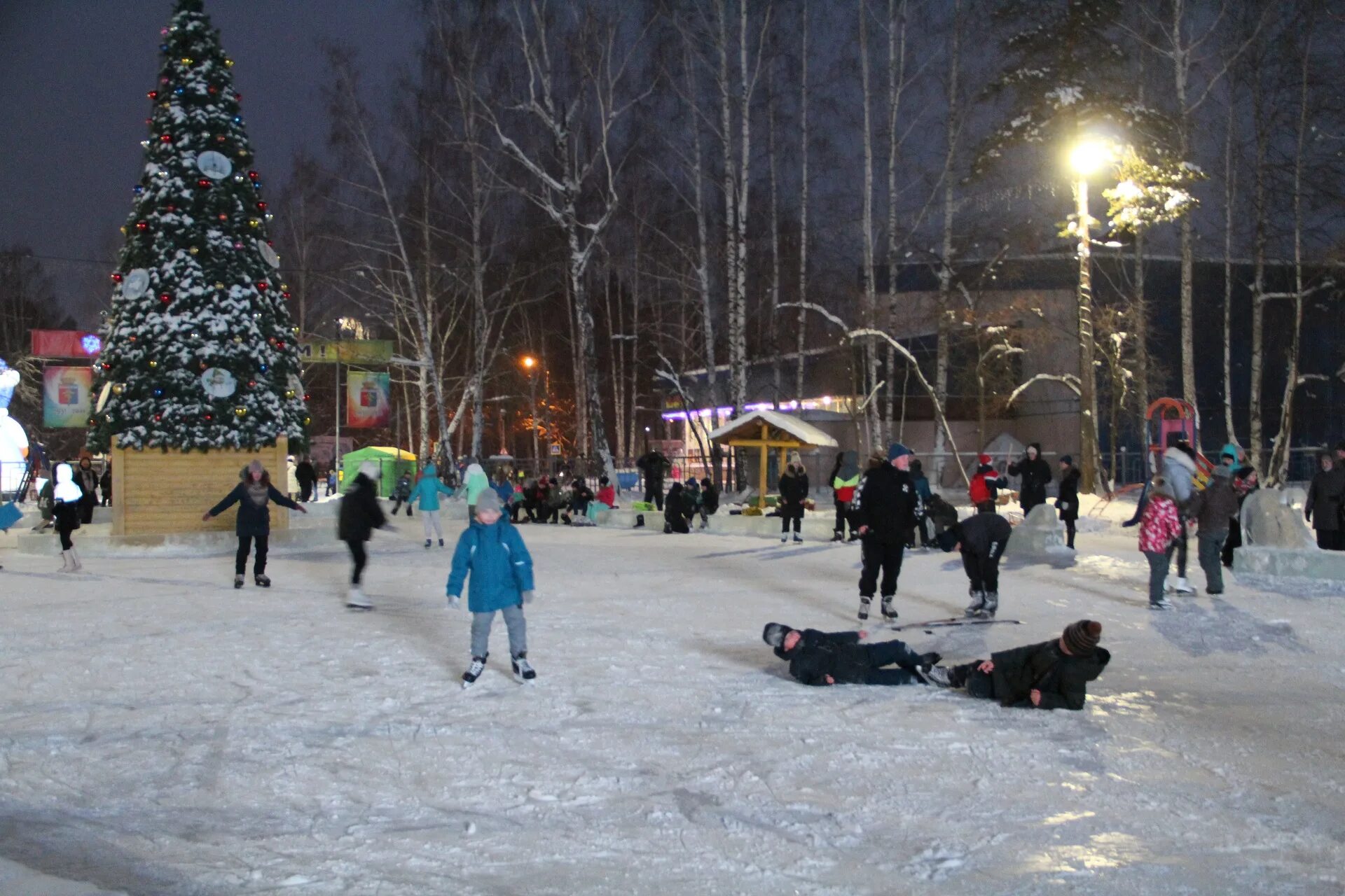 Масленица в пышме 2024. Елка в верхней Пышме 2022. Ледовый городок верхняя Пышма. Среднеуральск 2022 Ледовый городок. Среднеуральск городок ледяной.