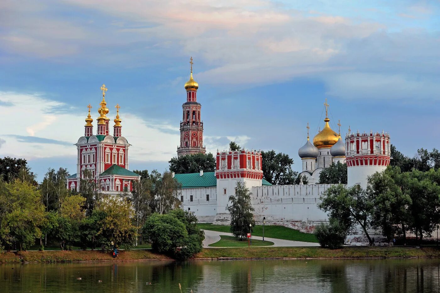 На какой реке основана москва. Новодевичий Богородице-Смоленский монастырь. Новодевичий монастырь (Новодевичий Богородице-Смоленский монастырь). Новодевичья набережная — Новодевичий монастырь.