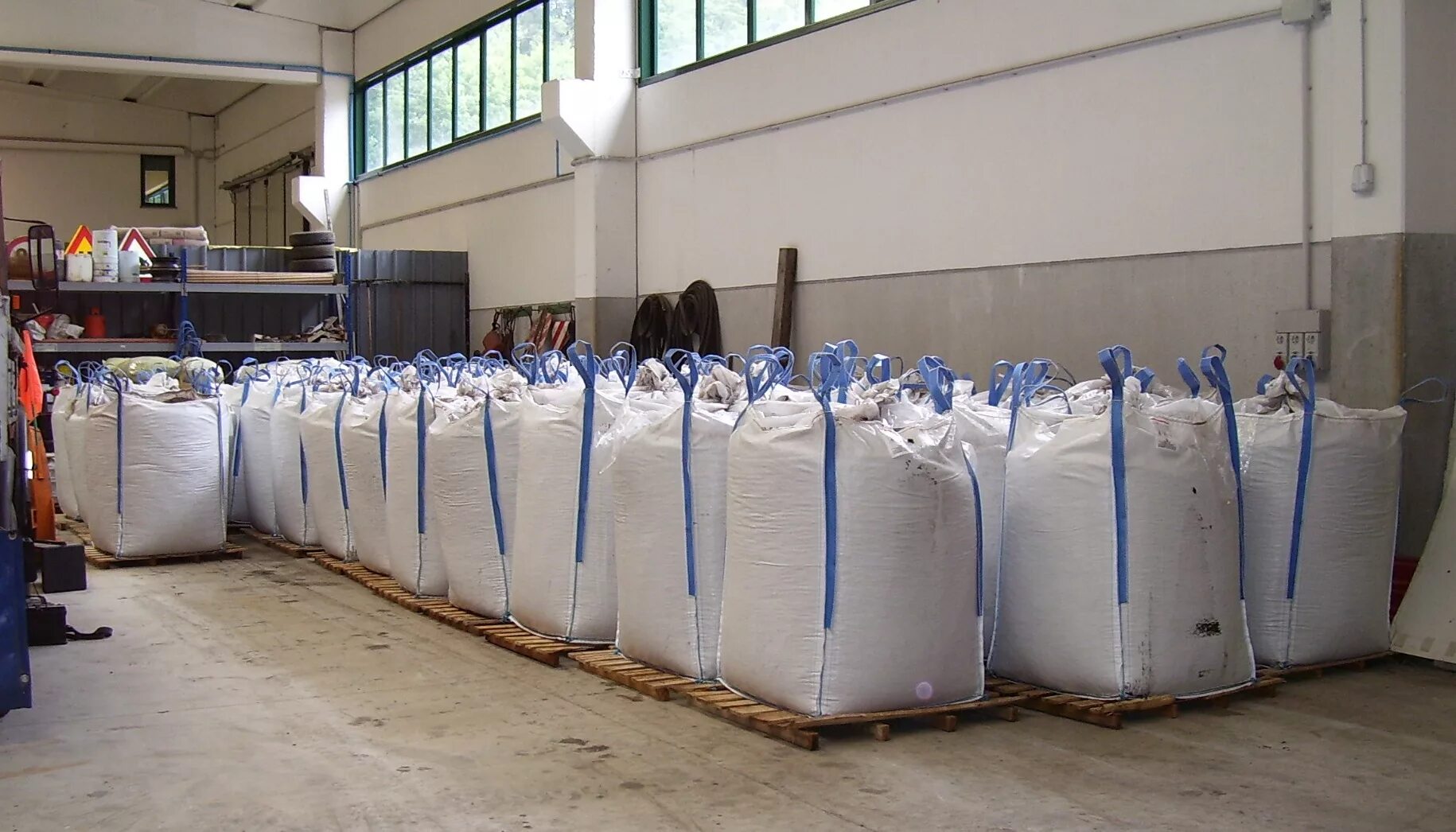 Керамзит фр. Биг бэг щебень 1000кг. 1 стропный биг бэг. Цемент топкинский в мкр. Мкр что это.