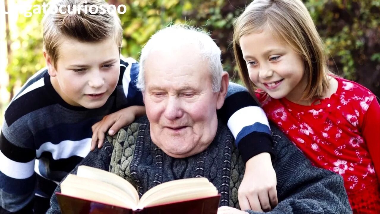 Школьники и пенсионеры. Школьник с бабушкой. Бабушка учит внука. Пожилые и дети. Бабушка с внуком-школьником.