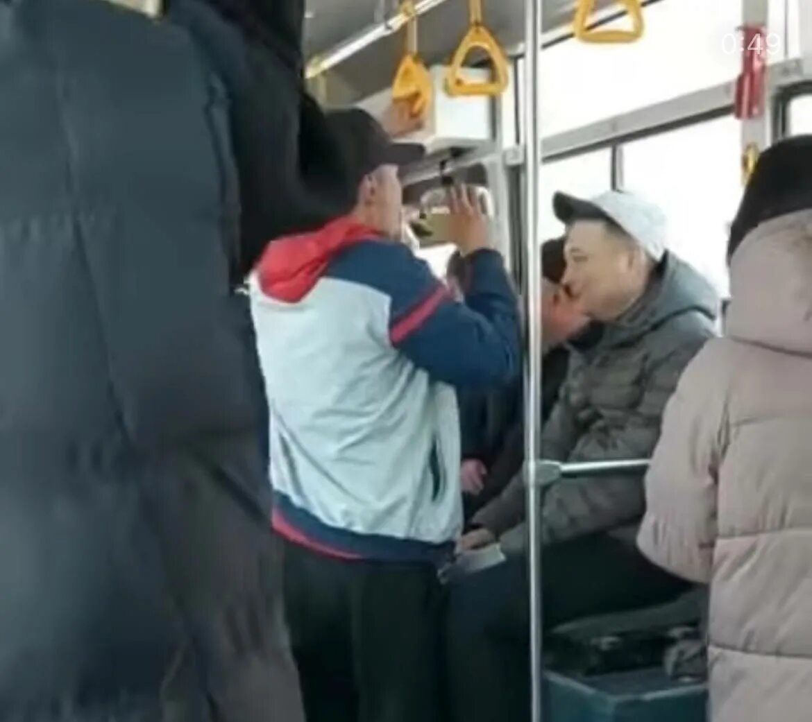 Люди в автобусе. Мужик в автобусе. Человек сидит в автобусе. Социальный автобус. Оштрафовали в автобусе