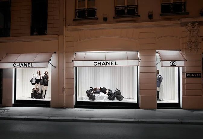 Пустая витрина. Витрина Луи Виттон. Витрина Париж Chanel 1940. Бутик Шанель Метрополис. Магазин Луи Виттон в Париже.