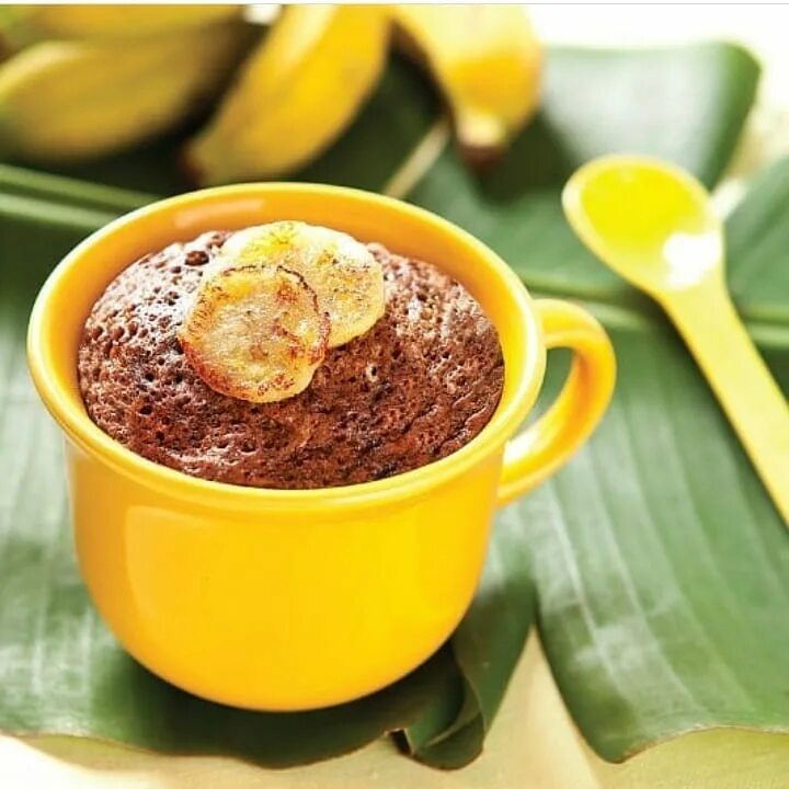 Банановый кекс в кружке. Бананово шоколадный кекс в микроволновке. Банановый кекс в чашке. Банановый кекс в чашке. Шоколадный кекс в кружке.