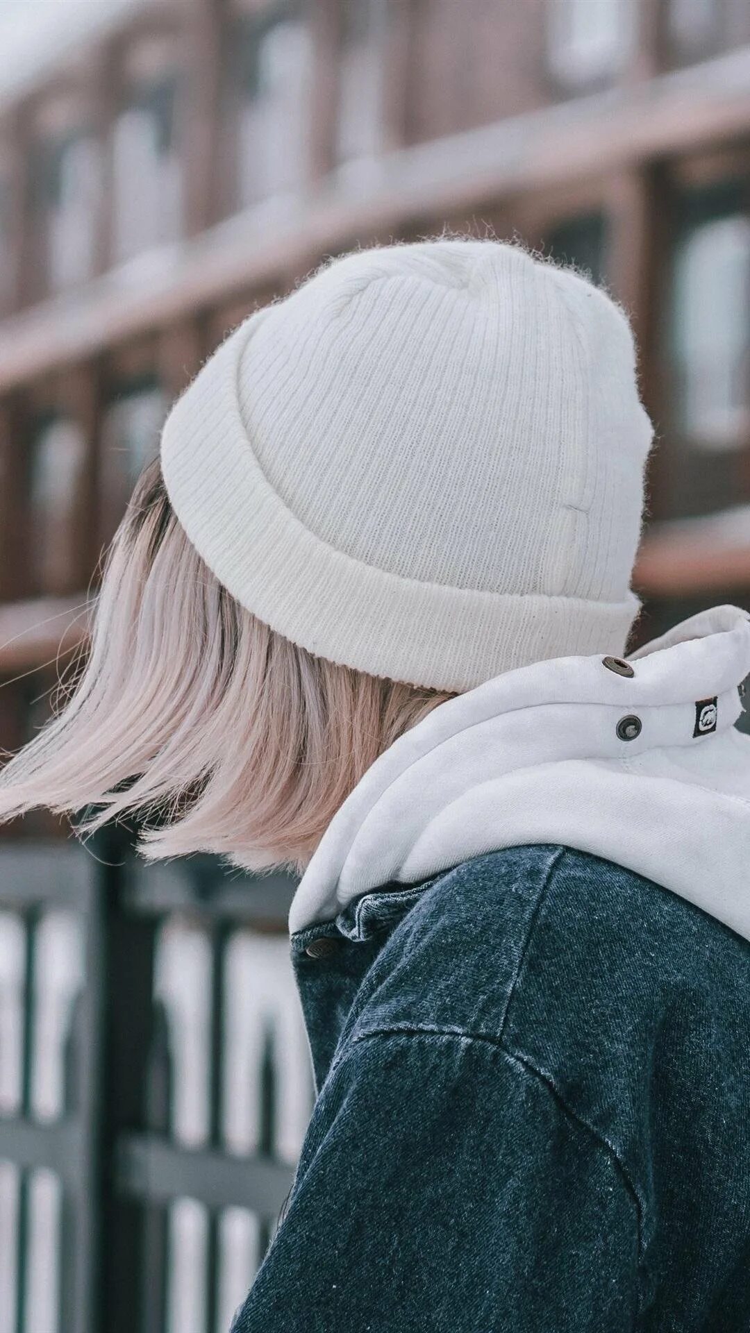 Девушка с короткими белыми волосами. Девочка с каре блонд. Блондинка с короткими волосами со спины. Блондинка в свитере. Девушка с каре блонд.