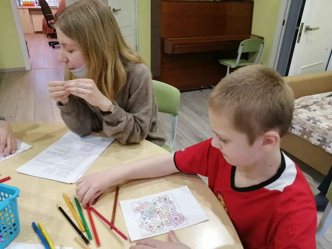 занятия для школьников. интересные занятия для детей. интересное занятие для школьников. дети на занятии в детском саду. творческие занятия для дошкольников.