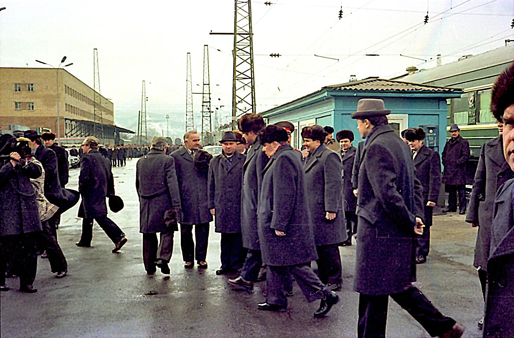 Брежнев 1978. Брежнев в Москве. Застой Брежнева Медведевская проталина. Брежнев на Железнодорожном вокзале. Погода в восточном советского