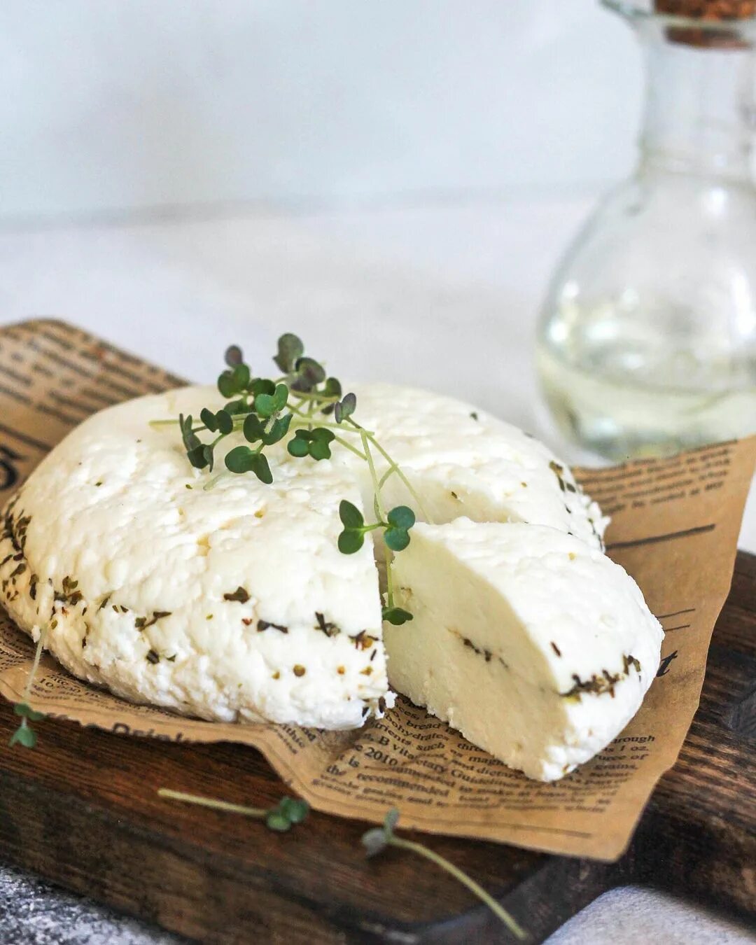 сыр адыгейский закуска. сыр домашний из творога адыгейский. сыроварение адыгейский сыр. домашний сыр с зеленью. брынза адыгейский сыр.