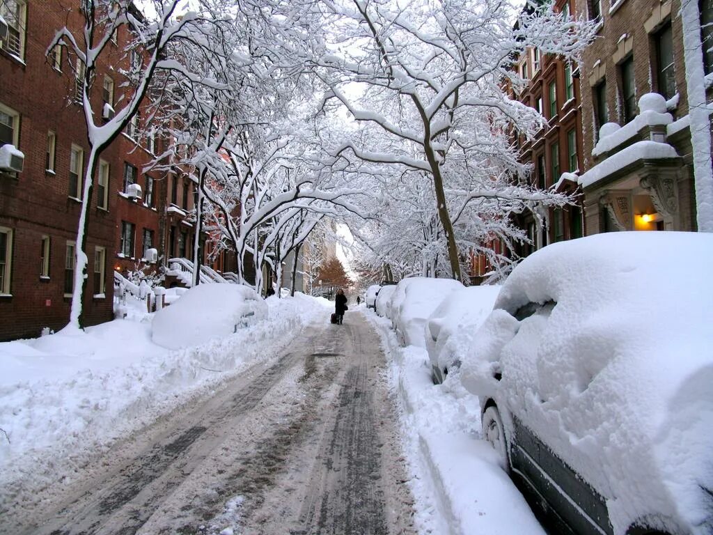 Город под снегом. Сугробы в Нью Йорке. Снегопад в Минске. Первый снег в городе. Немного снега выпало