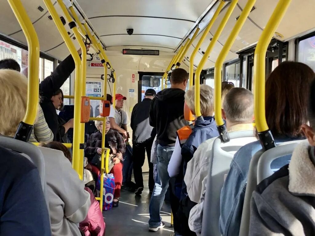 Петербург автобус пассажир. Пассажиры в маршрутке. люди в общественном транспорте. пассажиры общественного транспорта. новые автобусы.