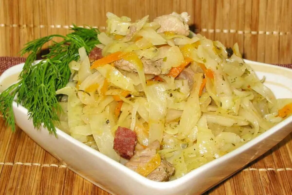 Готовим бигус из свежей капусты с мясом. Бигус. капуста бигус. бигус из квашеной капусты. бигус классический.