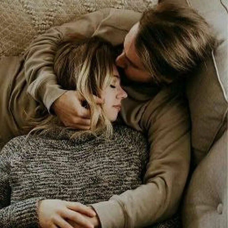 Крепкие объятия. Теплые объятия любимых. Объятия влюбленных. Влюбленные обнимаются. Пара обнимается.