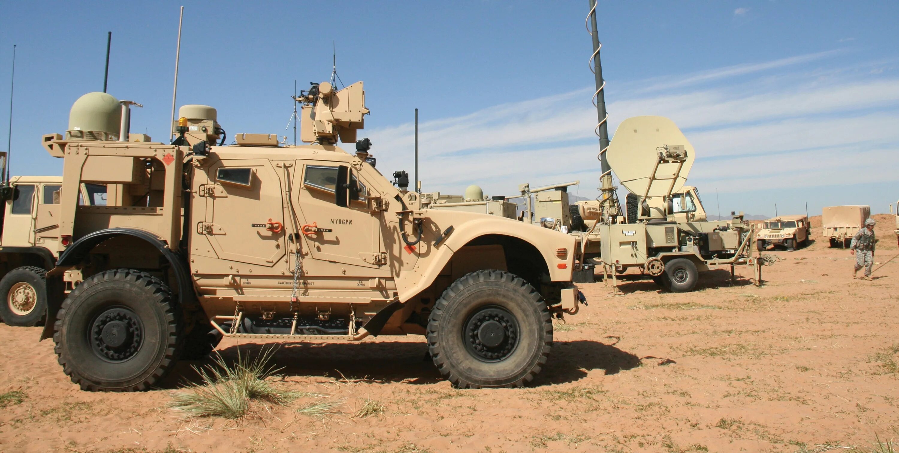 Command post. Передвижные командные пункты америка. Хамви командный пункт. Command post. Oshkosh fmtv 4x4 cargo.