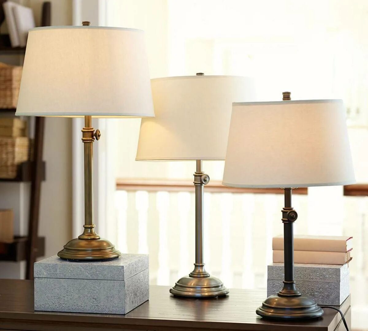 Светильник на прикроватную тумбочку. Настольная лампа brilliant base table lamp 94833/15. настольных ламп roseanne table lamp duo. настольный светильник antique brass arrow accent. лампа colette table/bedside lamp.