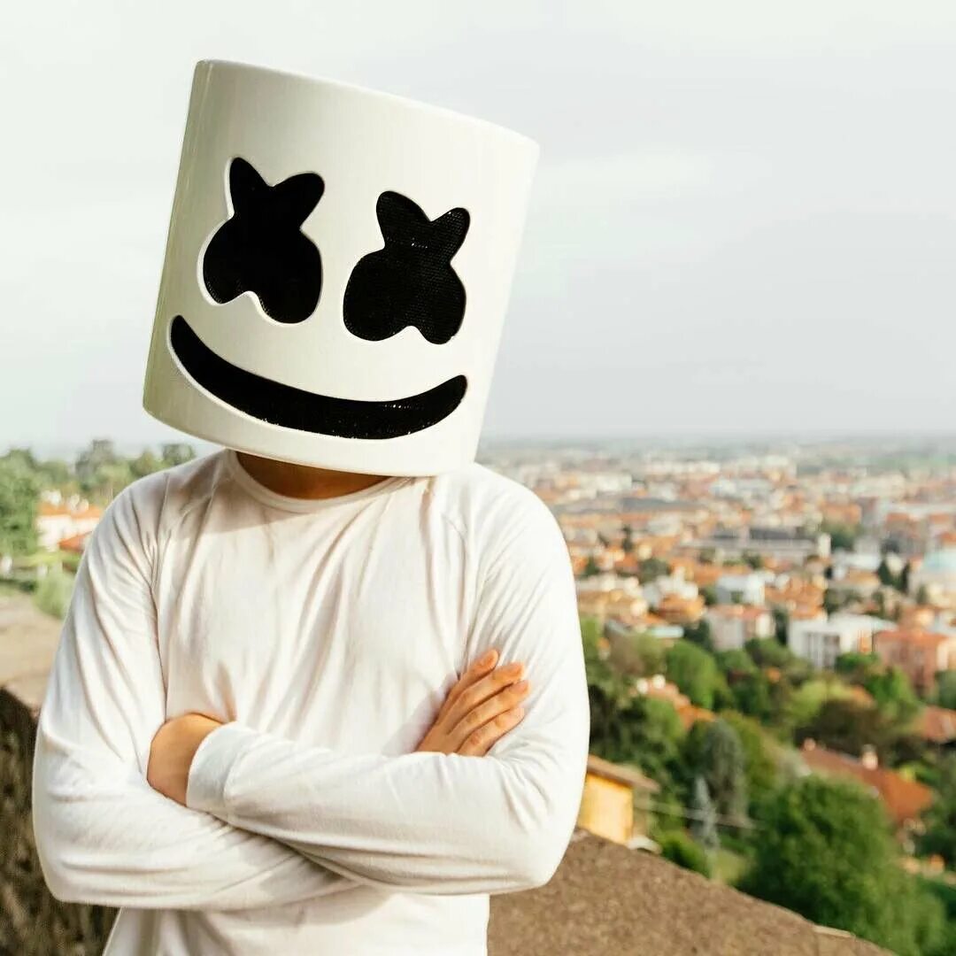 Marshmello слушать. Кристофер комсток marshmello. кристофер комсток marshmello без маски. маршмеллоу певец без маски. маршмеллоу диджей 2025.