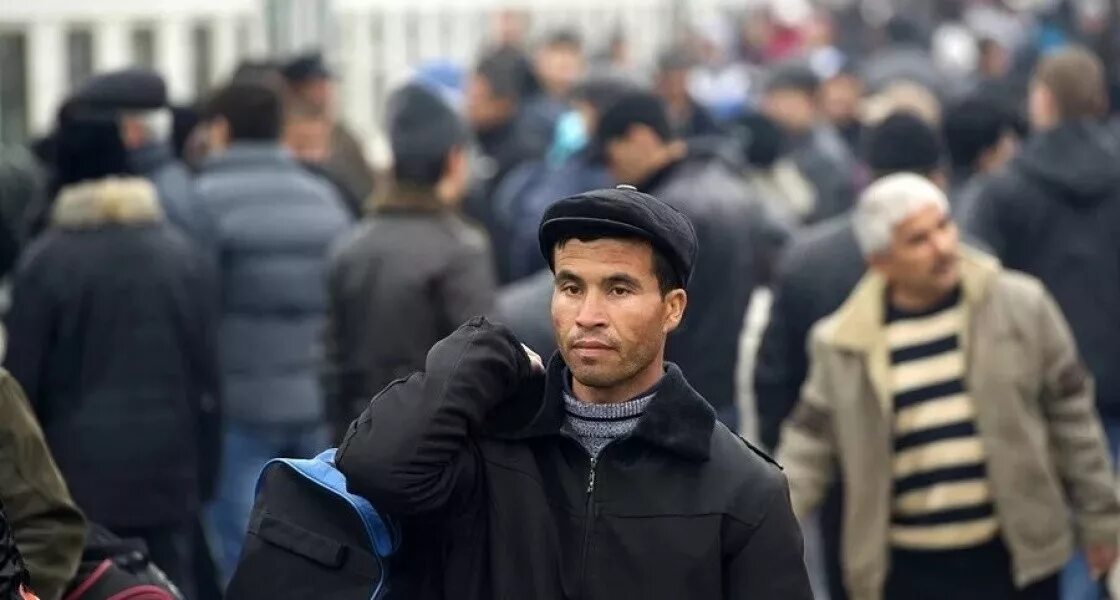 Мигранты кто это такие. Узбекские гастарбайтеры. Мигранты. Мигранты узбеки. Молодые мигранты.