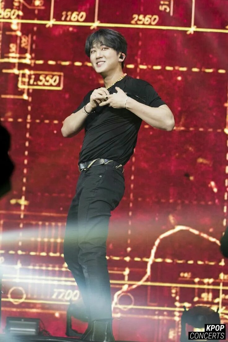 Чанбин бицуха. Чанбин мышцы 2021. Пресс чанбин из stray kids. Чанбин 2021. Чанбин stray kids 2021.