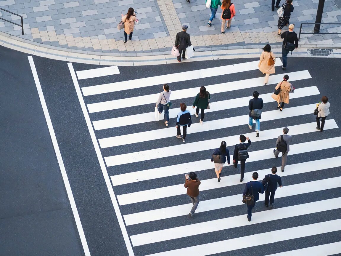 Пешеходный трафик. Человек переходит пешеходный переход. Пешеход вид сверху. Группа людей на пешеходном переходе.