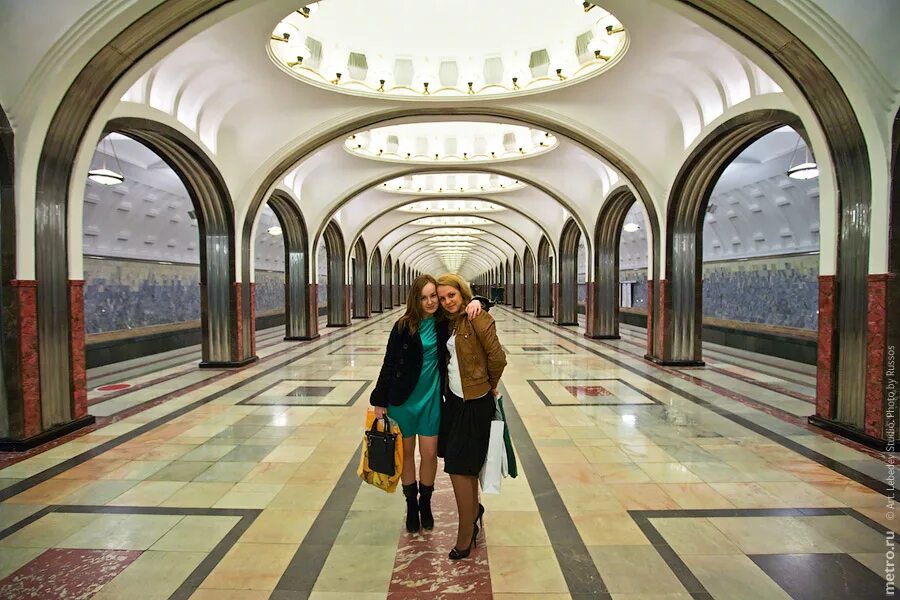 Магазин метро маяковская. Маяковская станция метро Москва. Станция Маяковская Москва на улице.