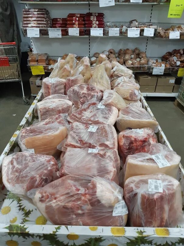 Где купить свинину. Свежее мясо. Мясо свинины в магазине.